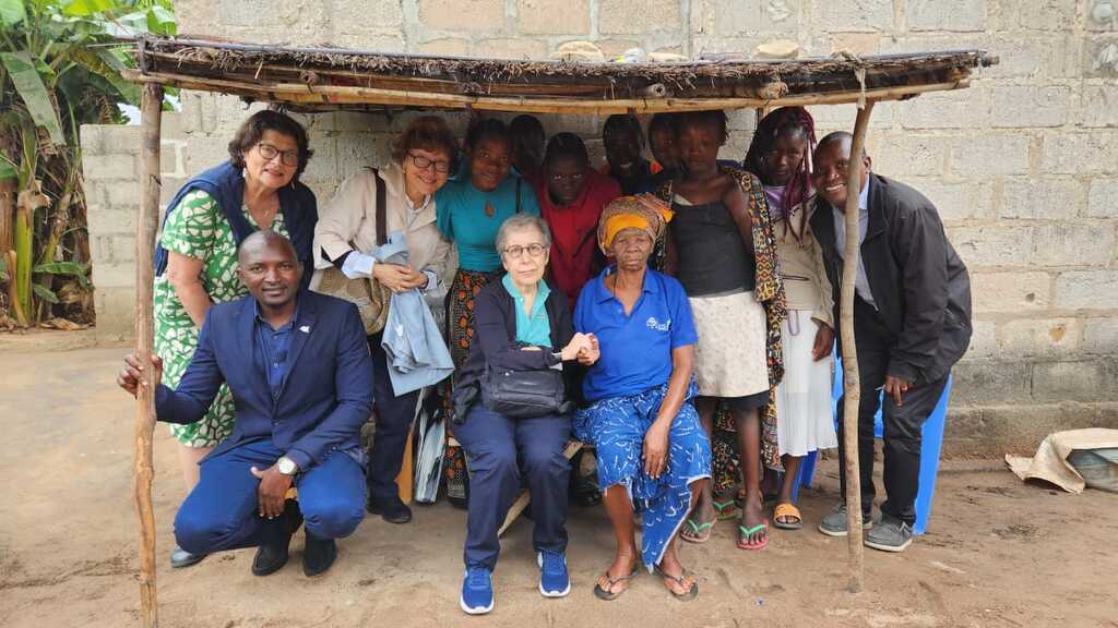 在莫桑比克北部，圣艾智德代表团与克里斯蒂娜-马拉齐一起将团体对和平的拥抱带给难民和穷人。